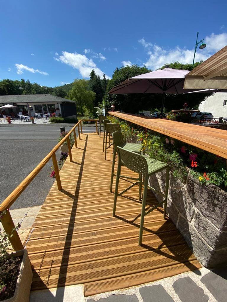 Hotel Restaurant Le Grillon Chambon-sur-Lac Kültér fotó